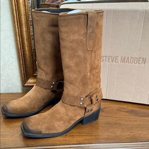 Steve Madden Ruskin Suede Women’s Distressed Boots. Color: Chesnut. Size 7.